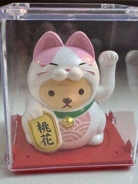 Solar Powered  Maneki Neko Welcoming Lucky Fortune Cat(桃花） 2.5” tall.New